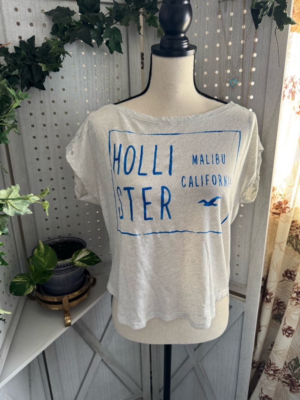 ❤️‍🔥3/$10 Or FREE BUNDLE ITEM✨ Hollister Women's White and Blue Graphic Tee
